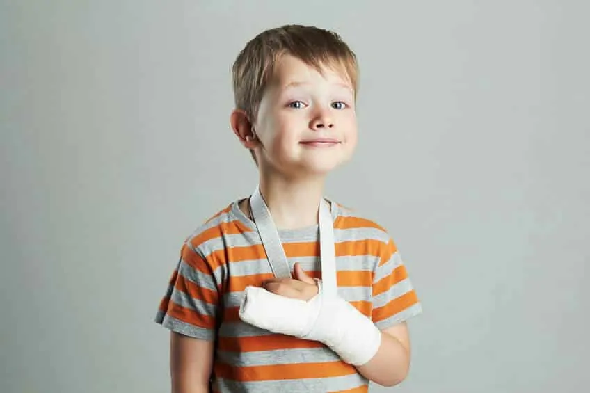 ילד עם יד שבורה- תאונה